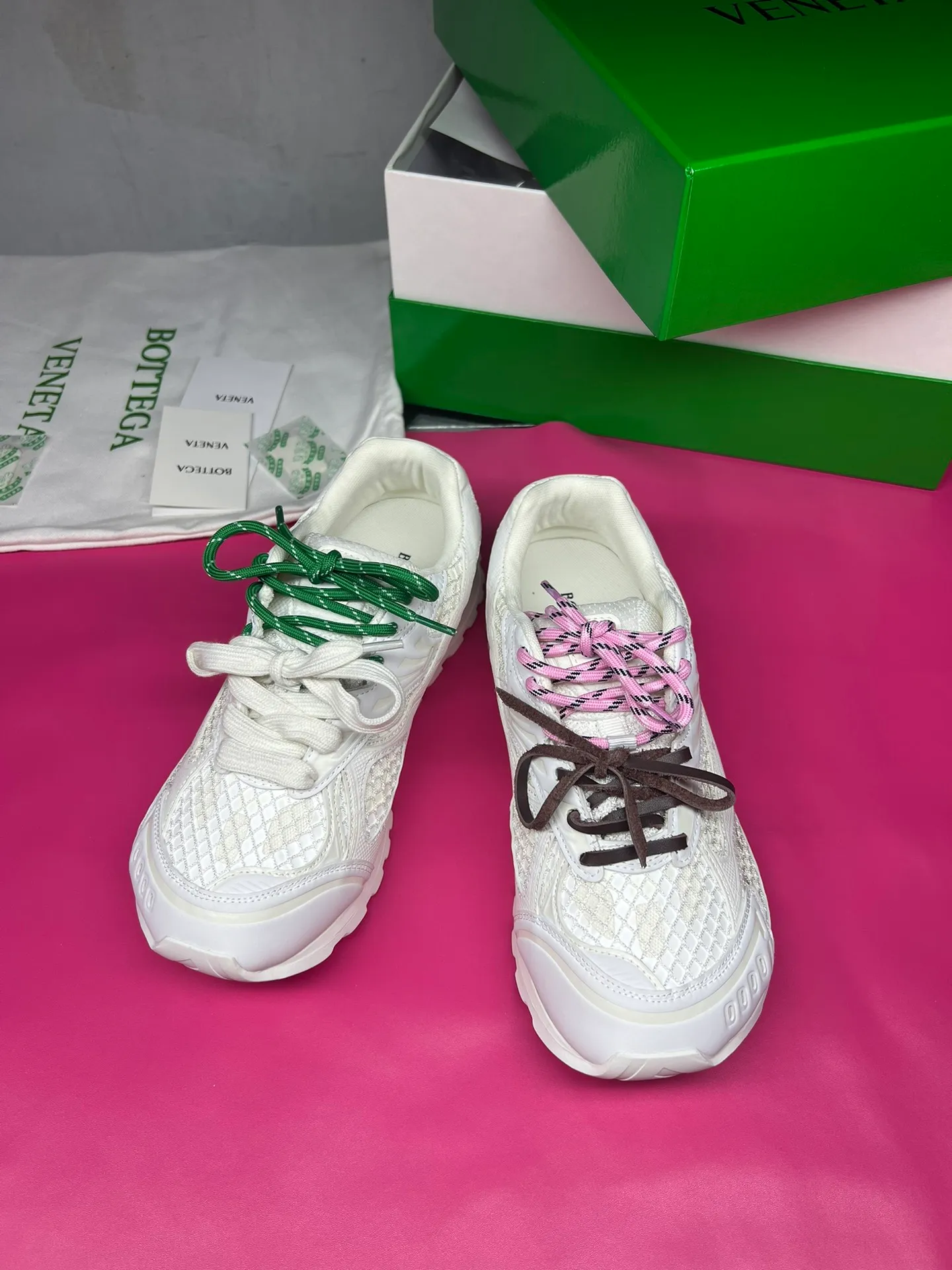 👟👟Ex-factory price 600👟👟 Men's size +10 Real photos 🔥🔥BV Orbit sneakers Wang Yibo's same style couple's dad shoes Runner sneakers, made of lightweight technical mesh fabric. Matched with geometric pattern designed rubber outsole, Wang Zha series high version. Look for the package technology. It is actually a lot taller, but the legs are still slim. Very nice, playable and durable. Matched to the standard💯 Package shoe technology. Look for the high version. The outsole is made of color-blocked TPU outsole. Women's model 35 36 37 38 39 40 41 42 (40 41 42 43 44 45 customized) (Customer logo can be accepted without refund or exchange at a favorable price) Equipped with original packaging